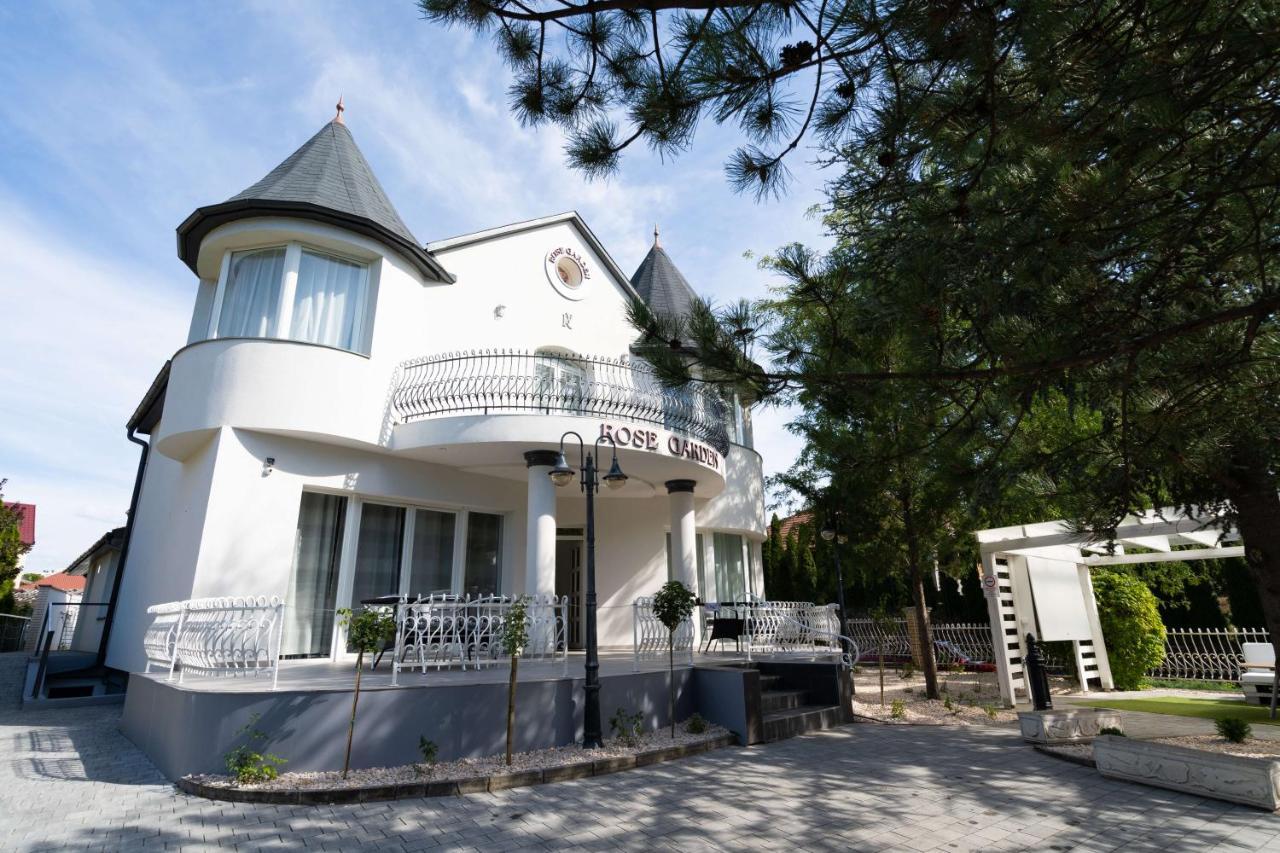 Villa Rose Garden Nyiregyhaza Bagian luar foto