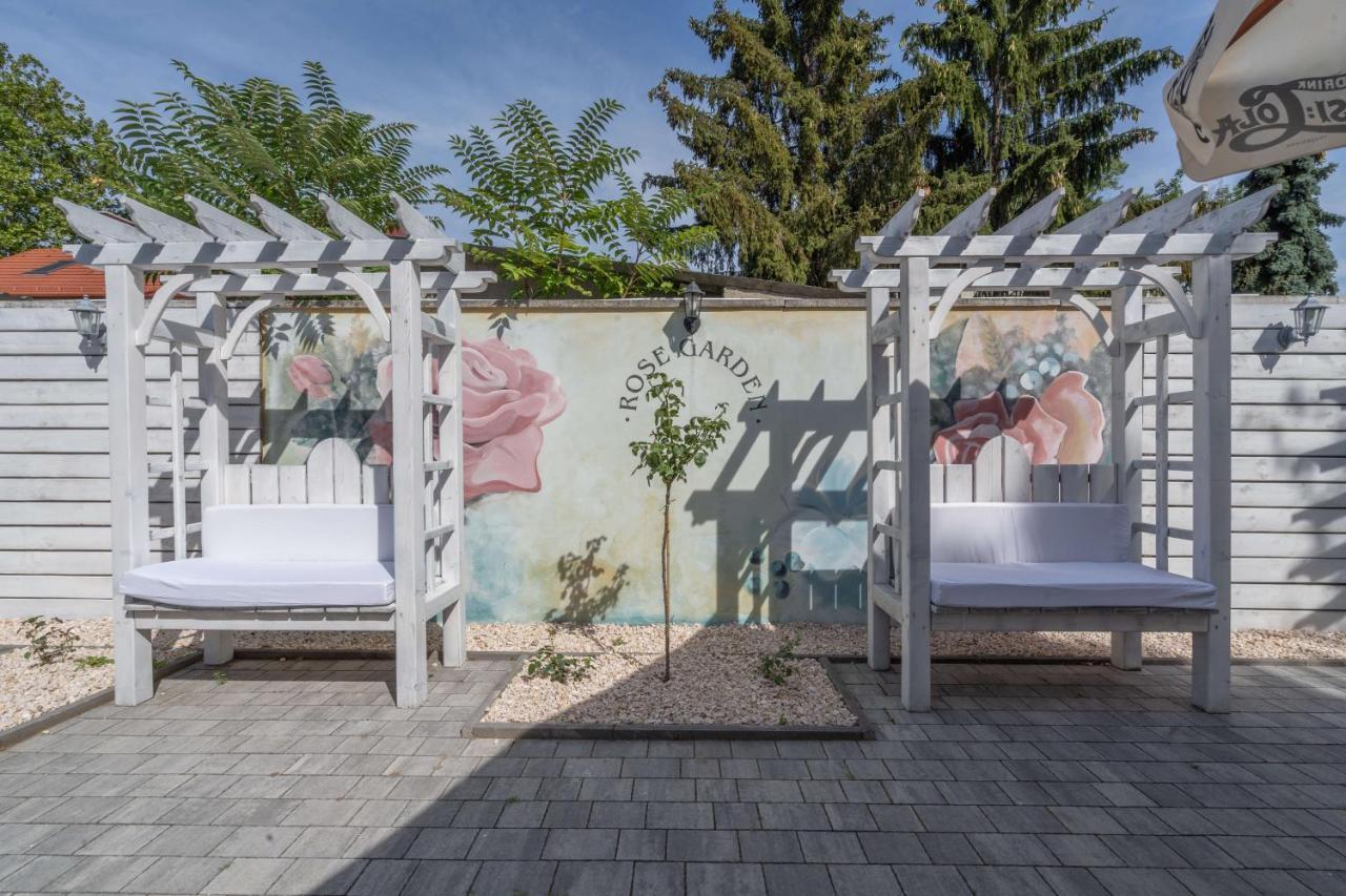 Villa Rose Garden Nyiregyhaza Bagian luar foto