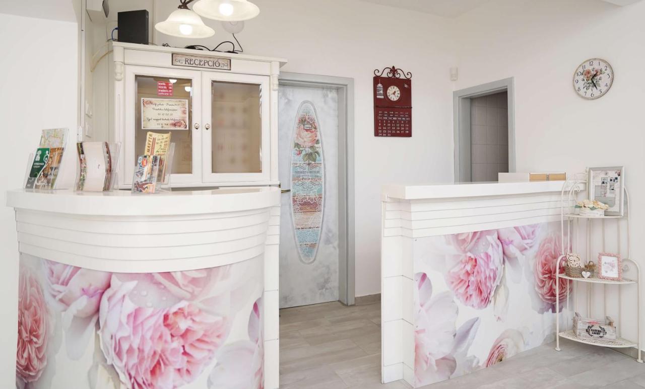 Villa Rose Garden Nyiregyhaza Bagian luar foto
