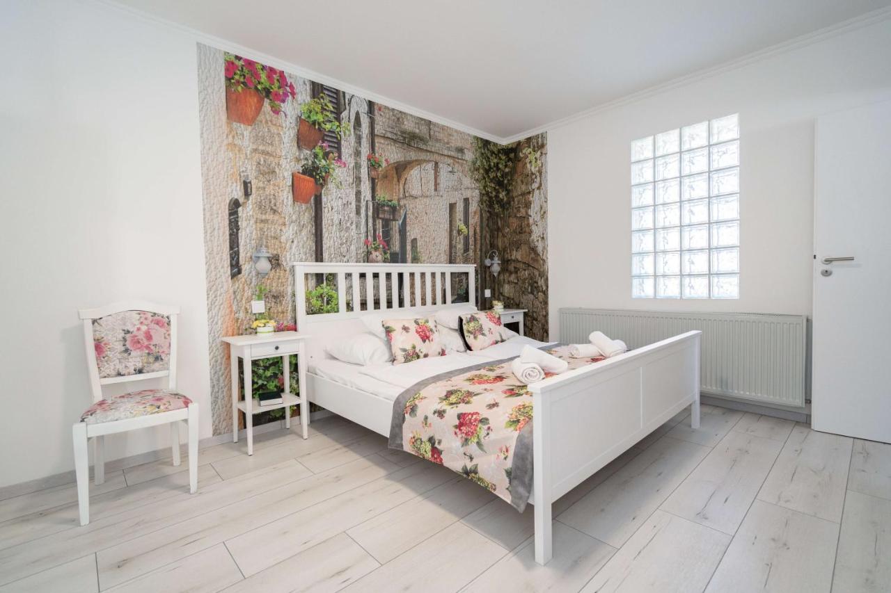 Villa Rose Garden Nyiregyhaza Bagian luar foto