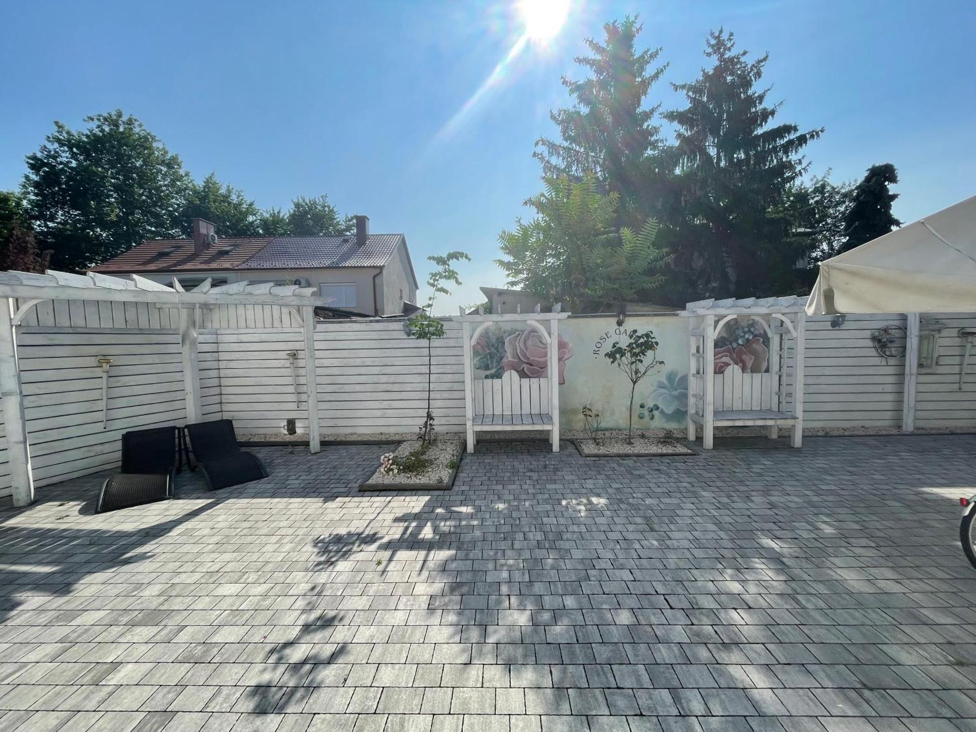 Villa Rose Garden Nyiregyhaza Bagian luar foto
