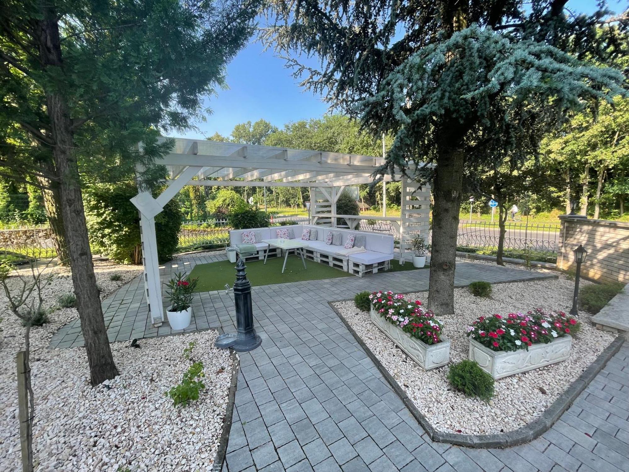 Villa Rose Garden Nyiregyhaza Bagian luar foto